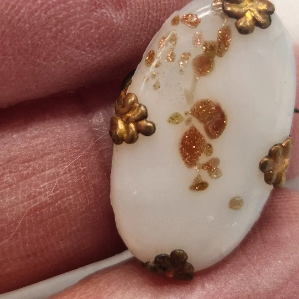 VINTAGE Victorian Speckled‎ White Venetian Glass Brooch Pin Brass Cameo...